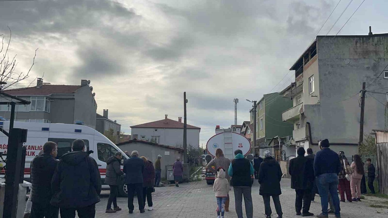 TEKİRDAĞ'IN ERGENE İLÇESİNDE 3 KATLI EVİN ÇATI KATINDA ÇIKAN BÜYÜK ÇAPLI YANGIN, İTFAİYE...