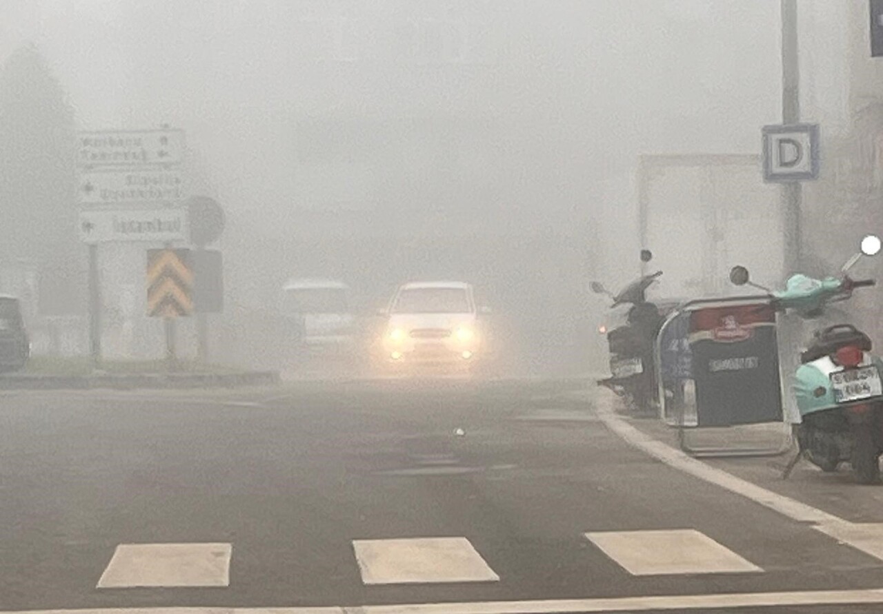 TEKİRDAĞ'IN HAYRABOLU İLÇESİNDE ETKİLİ OLAN YOĞUN SİS, İLÇE GENELİNDE GÖRÜŞ MESAFESİNİ YER YER 10...