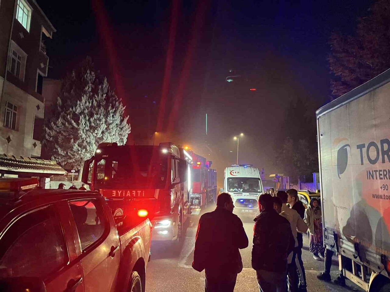 TEKİRDAĞ ÇORLU'DA BİR KİŞİNİN SAATLER ÖNCE KİRACI OLARAK TAŞINDIĞI EVDE YANGIN MEYDANA GELDİ. BİR...