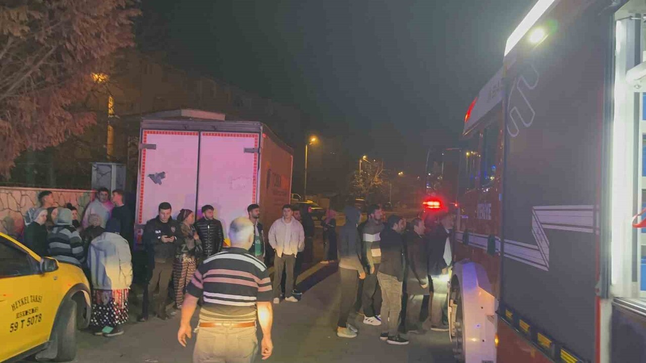 TEKİRDAĞ ÇORLU'DA BİR KİŞİNİN SAATLER ÖNCE KİRACI OLARAK TAŞINDIĞI EVDE YANGIN MEYDANA GELDİ. BİR...