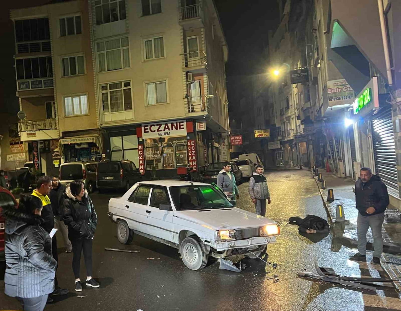 TEKİRDAĞ ÇORLU'DA OTOMOBİLLE ÇARPIŞAN MOTOSİKLET SÜRÜCÜSÜ YARALANDI. KAZANIN HEMEN ARDINDAN...