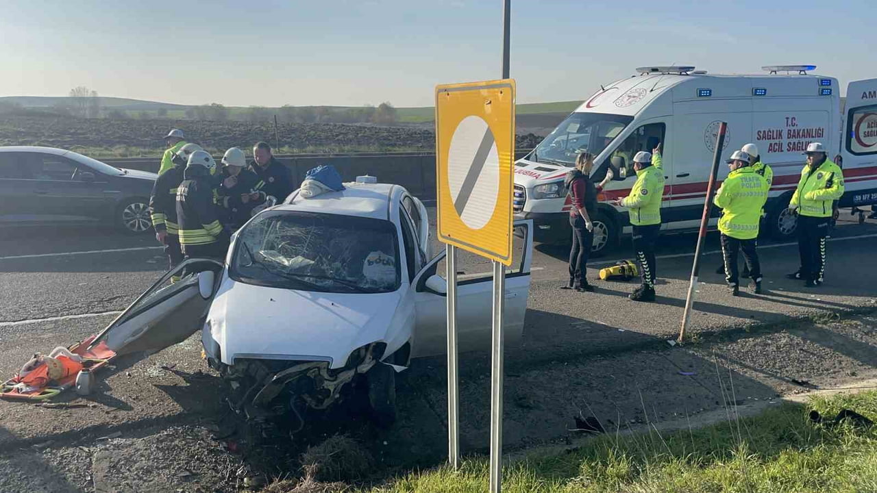 TEKİRDAĞ ÇORLU’DA KONTROLDEN ÇIKAN OTOMOBİLİN BETON BLOĞA ÇARPMASI SONUCU 1’İ ÇOCUK 5 KİŞİNİN...