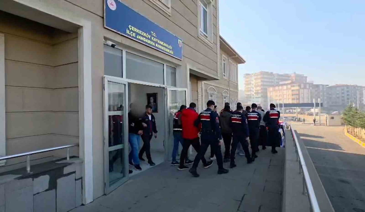TEKİRDAĞ’IN ÇERKEZKÖY İLÇESİNDE KENDİLERİNİ KAMU GÖREVLİSİ OLARAK TANITARAK YAŞLI BİR VATANDAŞI...