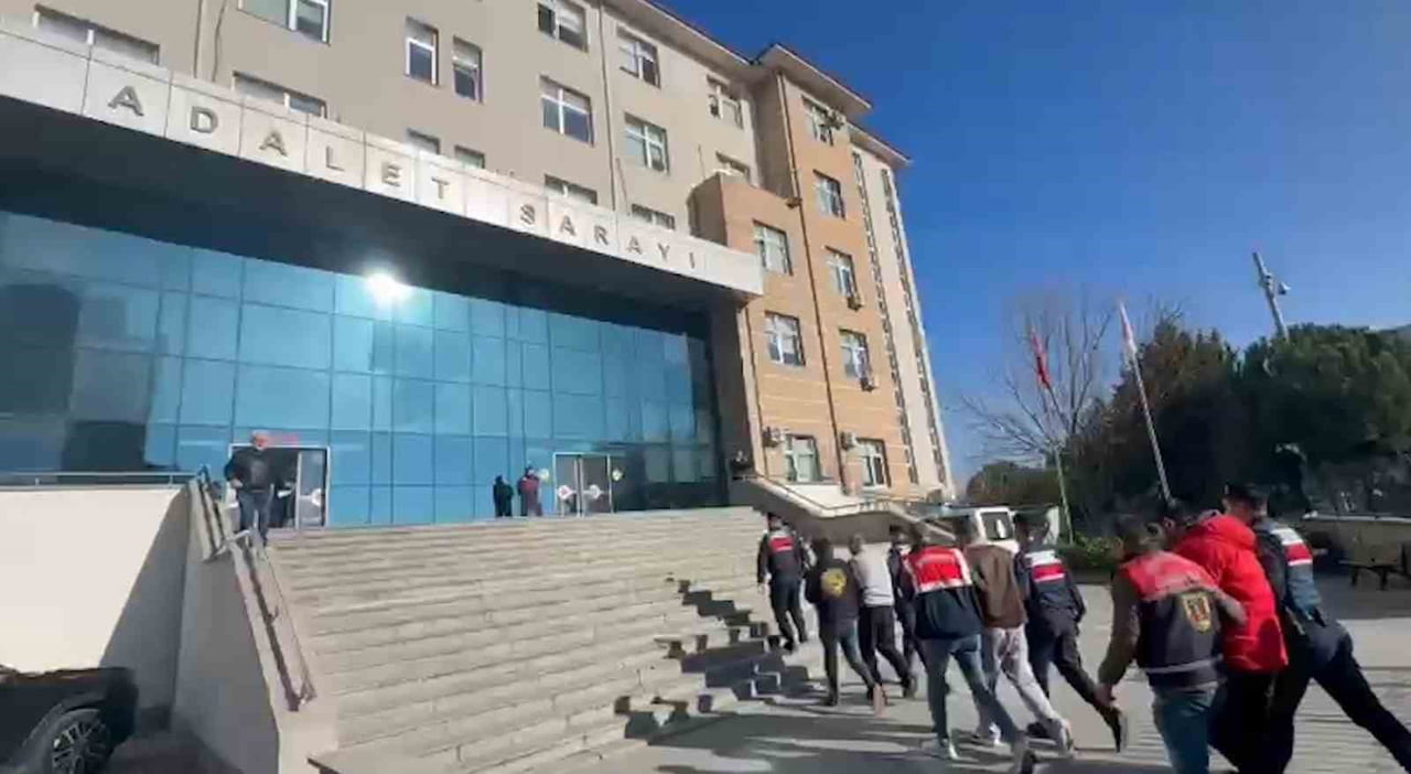 TEKİRDAĞ’IN ÇERKEZKÖY İLÇESİNDE KENDİLERİNİ KAMU GÖREVLİSİ OLARAK TANITARAK YAŞLI BİR VATANDAŞI...