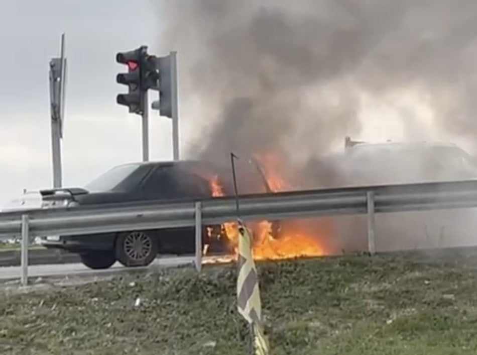 TEKİRDAĞ’IN KAPAKLI İLÇESİNDE SEYİR HALİNDEKİ OTOMOBİL ALEV ALDI. OLAY YERİNE GELEN İTFAİYE...