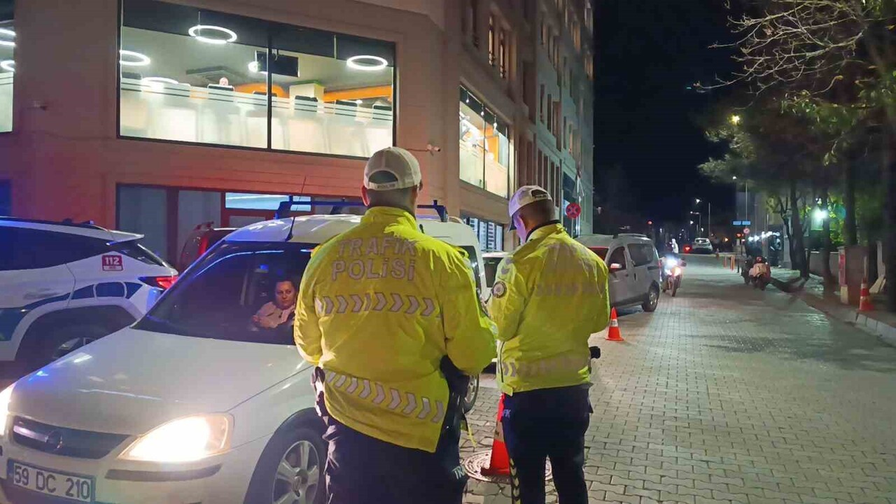 TEKİRDAĞ MERKEZ SÜLEYMANPAŞA İLÇESİNDE, TRAFİK YOĞUNLUĞUNUN YÜKSEK OLDUĞU DEĞİRMENALTI CADDESİ'NDE...