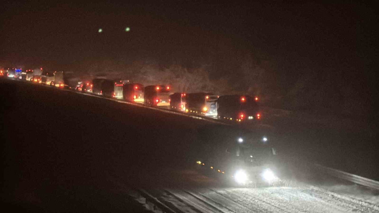 TEM OTOYOLU'NUN BOLU GEÇİŞİNDE, ANKARA İSTİKAMETİNDE 3 TIRIN YOLU KAPATMASI SONUCU ULAŞIM BİR SÜRE...