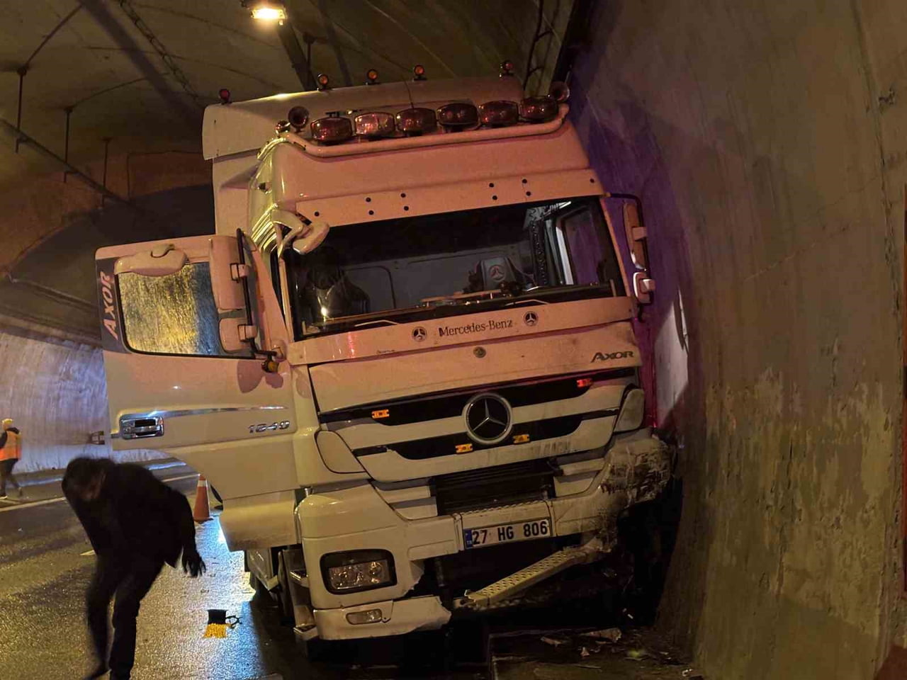 TEM OTOYOLU’NUN KOCAELİ GEÇİŞİNDE İDDİAYA GÖRE TIRIN SIKIŞTIRDIĞI OTOMOBİL, DUVAR İLE TIR ARASINDA...