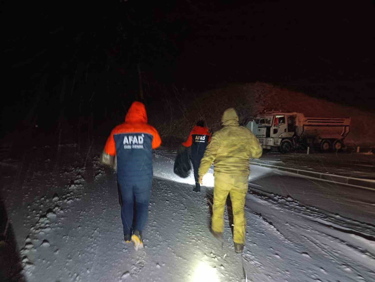 TENDÜREK’TE TİPİ NEDENİYLE ONLARCA ARAÇ YOLDA KALDI