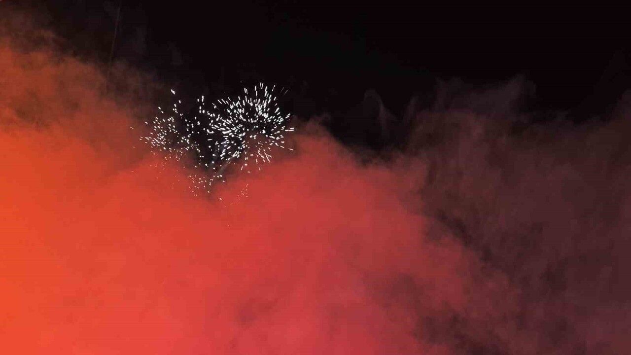 TEZAHÜRATLAR EŞLİĞİNDE YÜRÜYEN TARAFTARLARIN TEHLİKELİ YAKINLAŞMASINI POLİS ENGELLERKEN, BİR...