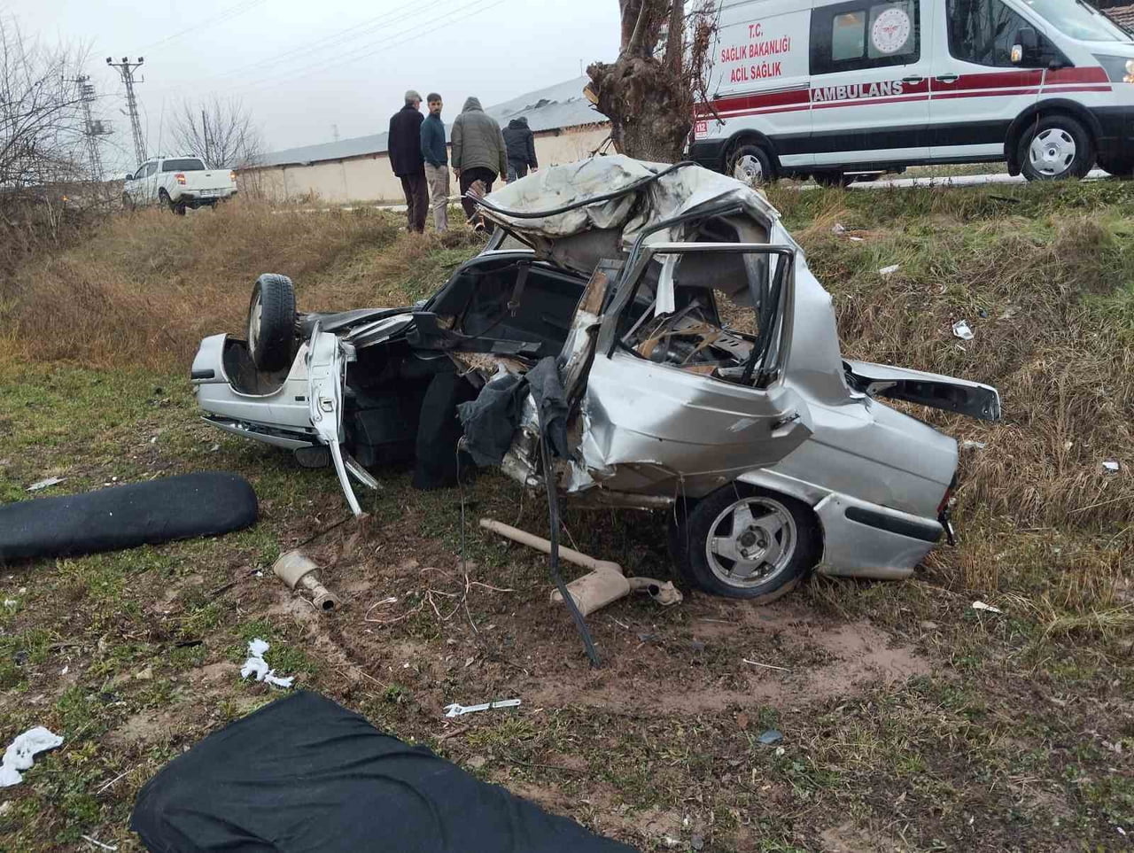 TOKAT'IN ZİLE İLÇESİNDE MEYDANA GELEN TRAFİK KAZASINDA AĞIR YARALANAN SÜRÜCÜ, KALDIRILDIĞI...