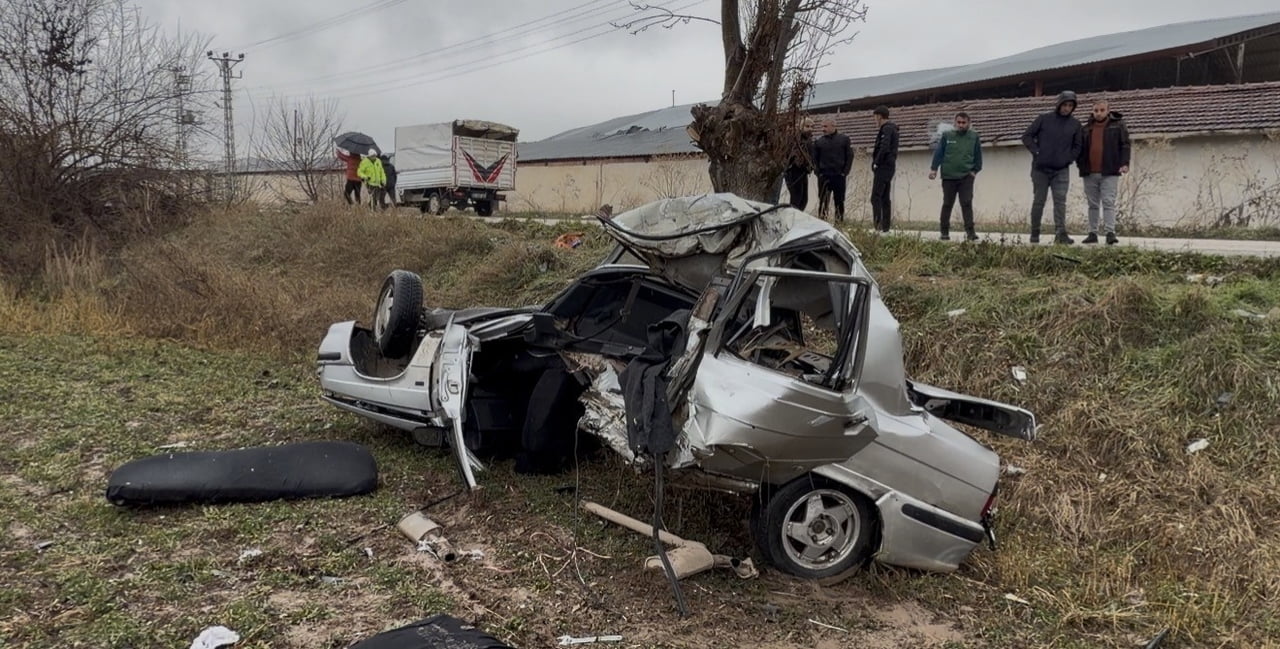 TOKAT'IN ZİLE İLÇESİNDE MEYDANA GELEN TRAFİK KAZASINDA AĞIR YARALANAN SÜRÜCÜ, KALDIRILDIĞI...