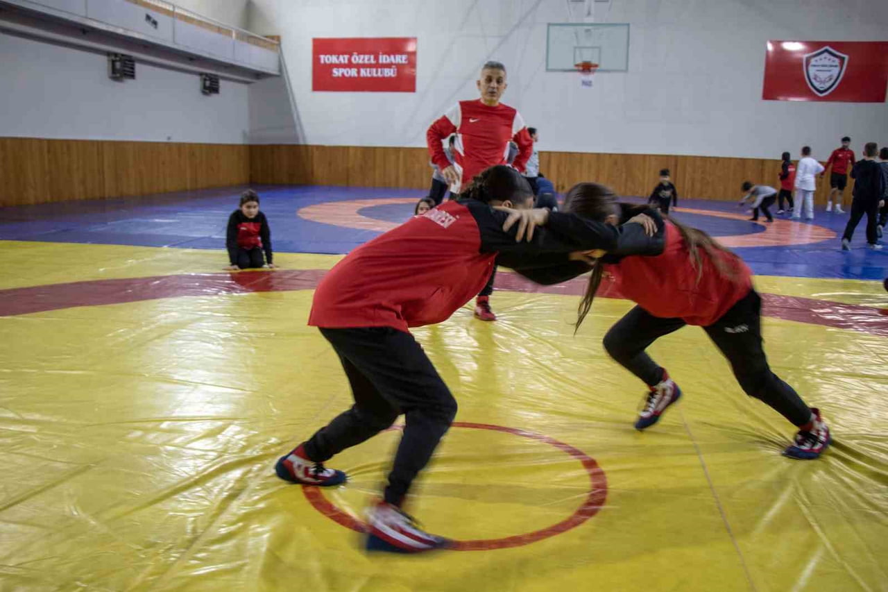 TOKAT'TA DÜNYA VE AVRUPA ŞAMPİYONU MİLLİ GÜREŞÇİ NESRİN BAŞ'IN BAŞARILARI KENTTE KIZ ÇOCUKLARININ...