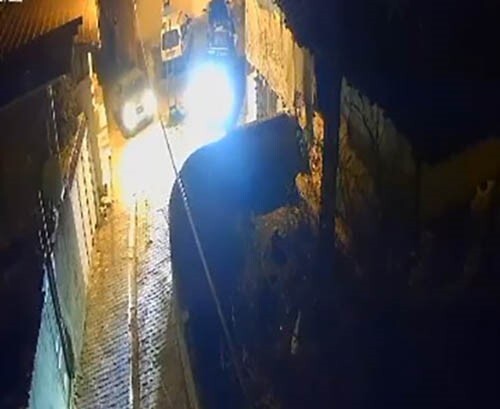 TOKAT'TA HUSUMETLİSİNİN PARK HALİNDEKİ ARACINA ZARAR VERDİĞİ ANLAR GÜVENLİK KAMERASINA...