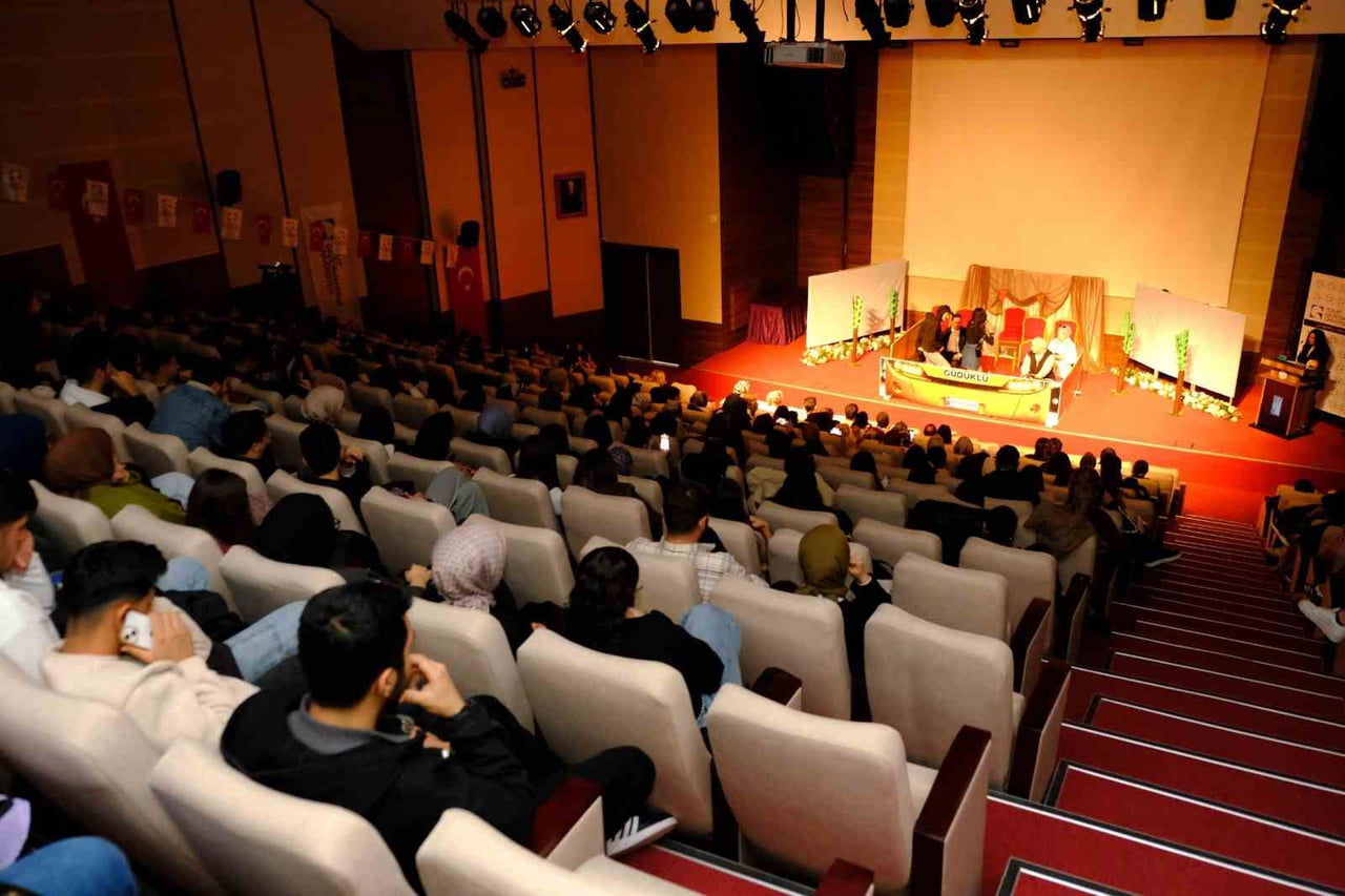 TOKAT (İHA) - TOGÜ EĞİTİM FAKÜLTESİ TARAFINDAN SAHNELENEN "EVDEN İŞE GİDENE KADAR" ADLI TİYATRO...