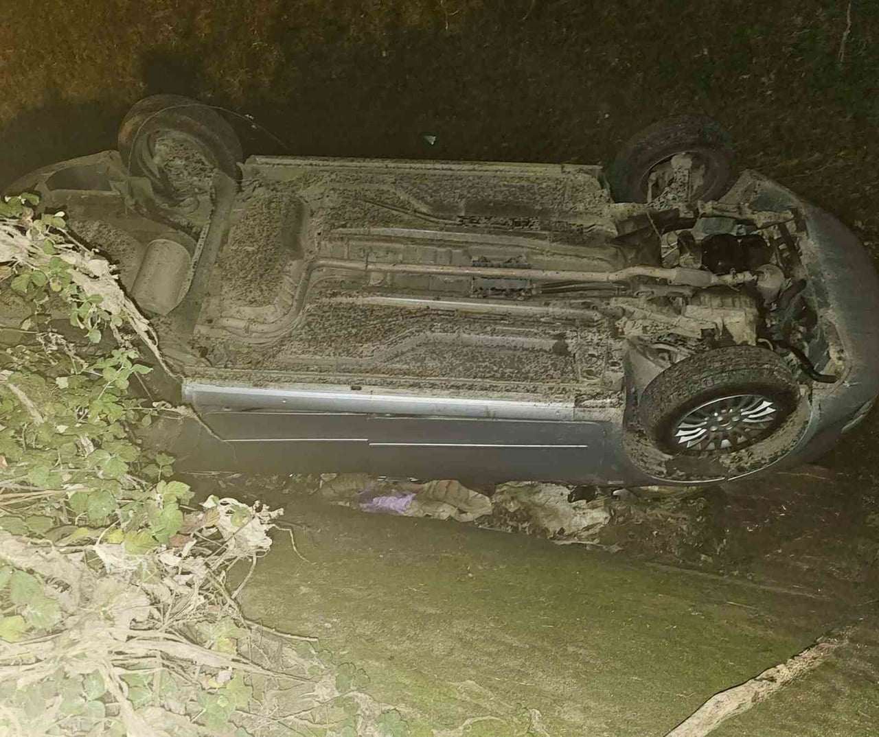 TOKAT (İHA) - TOKAT’TA AKŞAM SAATLERİNDE MEYDANA GELEN TRAFİK KAZASINDA BİR OTOMOBİL SU KANALINA...