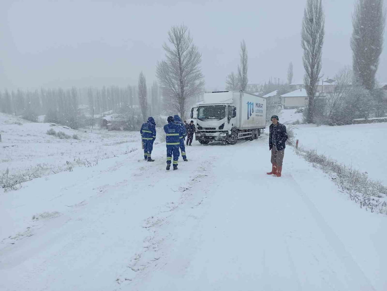 TOKAT’IN SULUSARAY İLE YEŞİLYURT İLÇELERİNDE ETKİLİ OLAN YOĞUN KAR YAĞIŞI NEDENİYLE YOL BEYAZA...