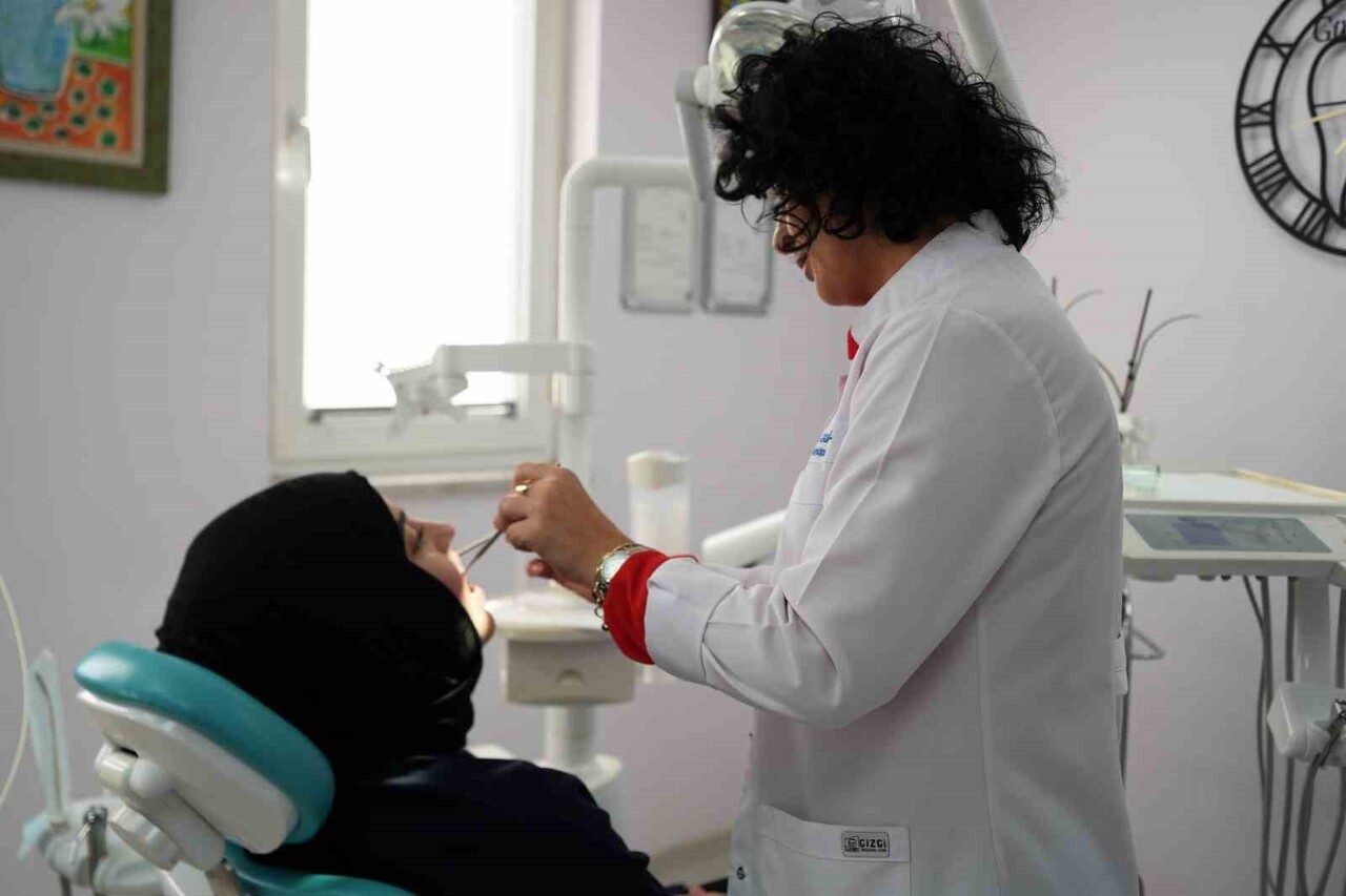 TOPLUMDA YAYGIN OLARAK GÖRÜLEN VE BİRÇOK YETİŞKİNİN TEDAVİSİNİ ERTELEMESİNE NEDEN OLAN DİŞ HEKİMİ...