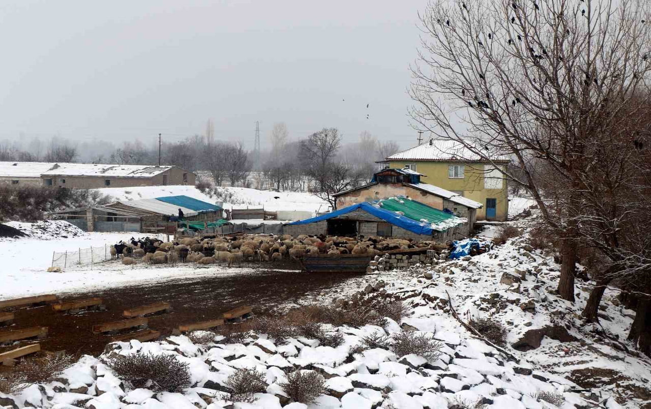 TOPRAK DAMLI EVLERDE YAŞAYAN VATANDAŞLAR BACA KÜREME İŞİNE KOYULDU
