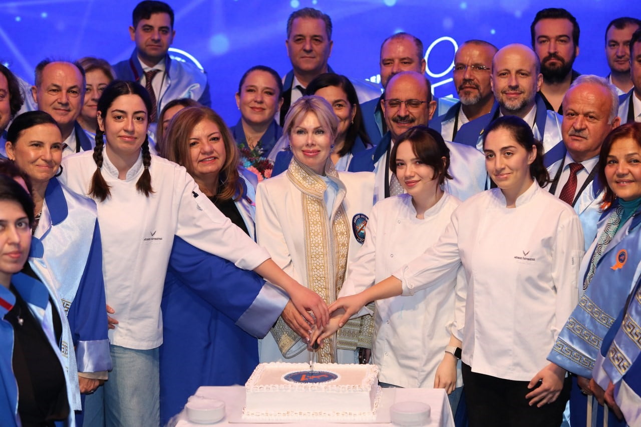 TÖREN, GASTRONOMİ TOPLULUĞU TARAFINDAN YAPILAN PASTANIN KESİMİ VE TOPLU FOTOĞRAF ÇEKİMİ İLE SONA...