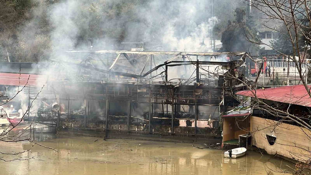 TRABZON’UN AKÇAABAT İLÇESİNİN ÖNEMLİ TURİZM MERKEZLERİNDEN BİRİ OLAN SERA GÖLÜ’NDEKİ TURİSTİK BİR...