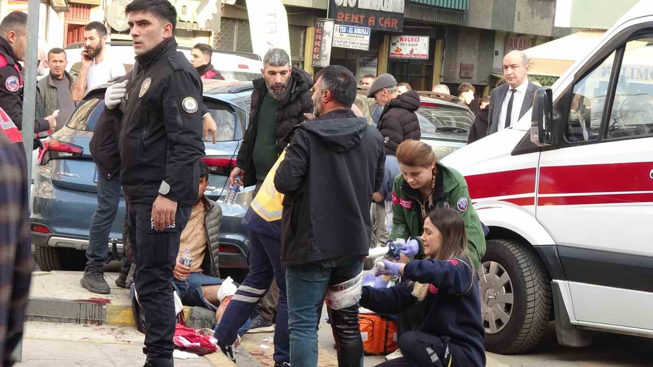 TRABZON’UN ORTAHİSAR İLÇESİNDE BUGÜN ÖĞLE SAATLERİNDE İKİ GRUP ARASINDA ÇIKAN BIÇAKLI KAVGADA İLK...