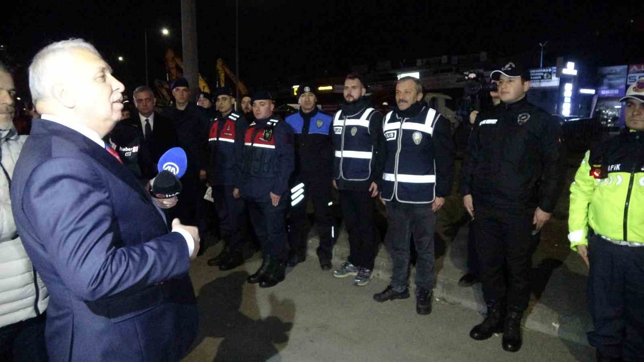 TRABZON VALİSİ AZİZ YILDIRIM, YENİ YILA GÖREVLERİ BAŞINDA GİRECEK OLAN EMNİYET, SAĞLIK VE İTFAİYE...