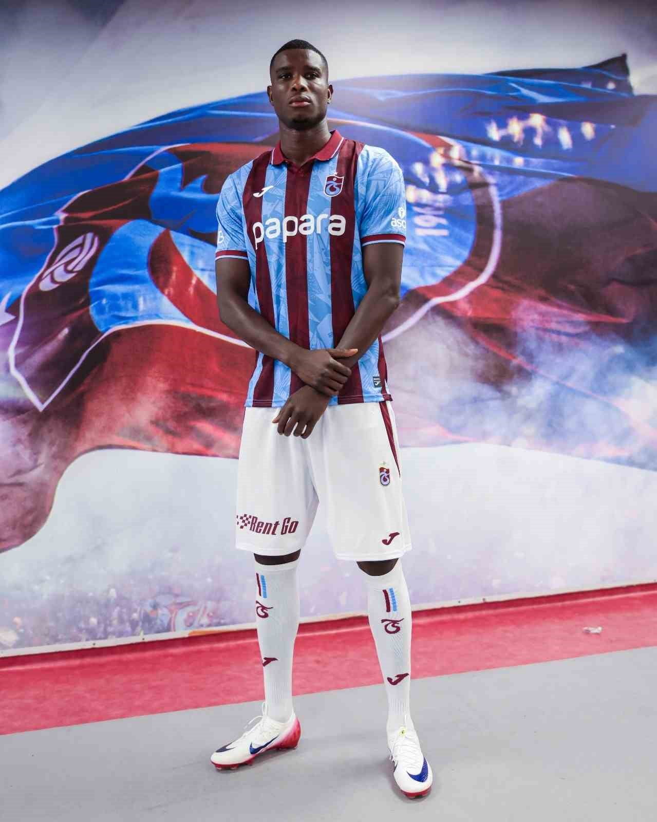 TRABZONSPOR’UN GOLCÜ OYUNCUSU PAUL ONUACHU, BİR FUTBOLCUNUN YAŞAYABİLECEĞİ EN GÜZEL ŞEYİN KUPA...