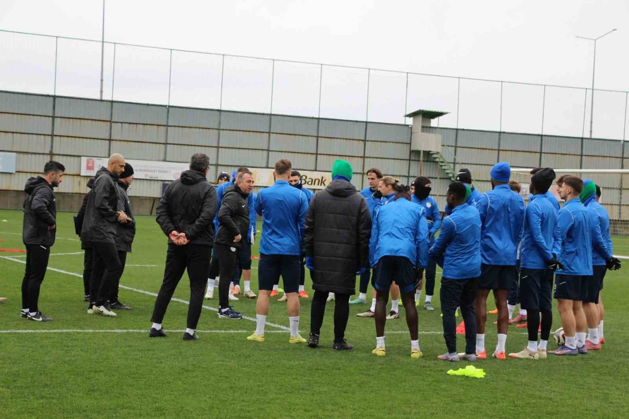 TRANSFER KONUSUNDA ACELECİ OLMADIKLARINI BELİRTEN ÇAYKUR RİZESPOR TEKNİK DİREKTÖRÜ RECEP UÇAR...