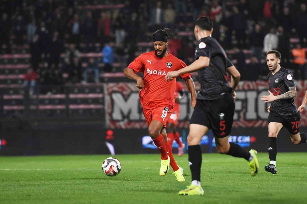 TRENDYOL 1. LİG'DE MANİSA FK DEPLASMANDA LİDER PENDİKSPOR'A 90. DAKİKADAN SONRA YEDİĞİ İKİ GOLLE...