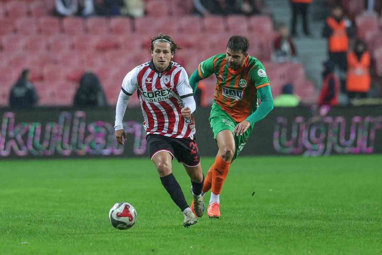 TRENDYOL SÜPER LİG'İN 14. HAFTASINDA SAMSUNSPOR, SAHASINDA ALANYASPOR İLE 1-1 BERABERE KALDI.