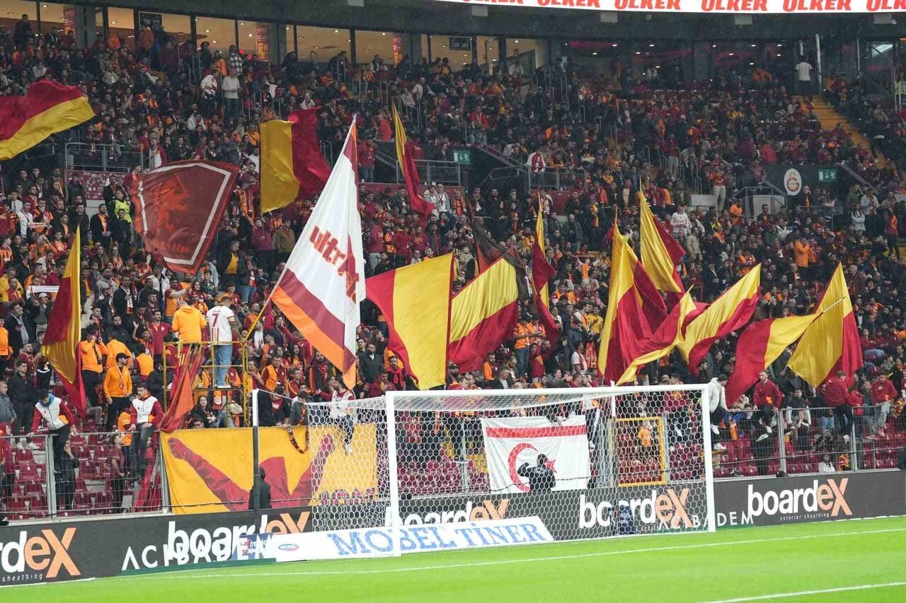 TRENDYOL SÜPER LİG'İN 15. HAFTASINDA GALATASARAY, SAHASINDA SAMSUNSPOR İLE KARŞILAŞIYOR....