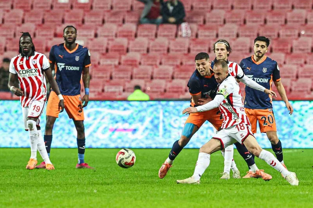 TRENDYOL SÜPER LİG'İN 16. HAFTASINDA SAMSUNSPOR, SAHASINDA RAMS BAŞAKŞEHİR'E 2-0 YENİLDİ.