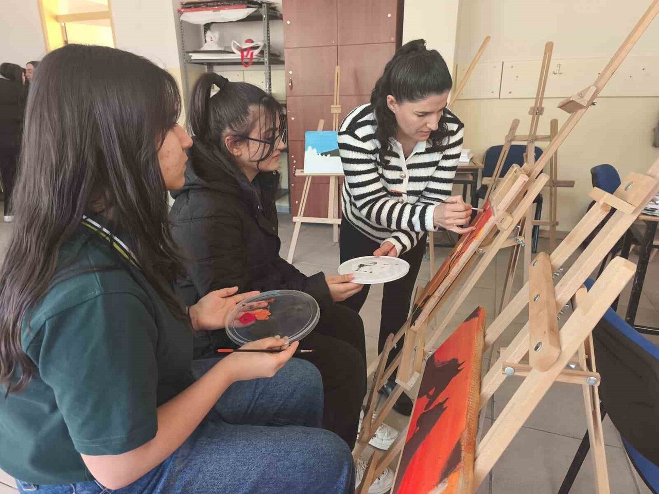 TUNCELİ’DE LİSE ÖĞRENCİLERİ, ATIK AHŞAPLARI TUVAL OLARAK KULLANARAK HEM SANATA YÖNELİYOR HEM DE...