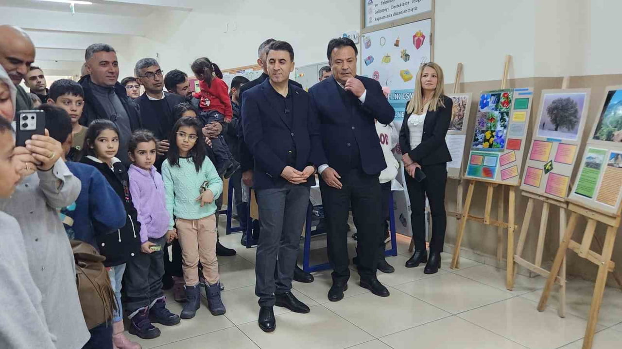 TUNCELİ, HACI BEKTAŞ VELİ BİLİM VE SANAT MERKEZİ’NDE DÜZENLENEN BİLİM VE SANAT ŞENLİĞİ RENKLİ...