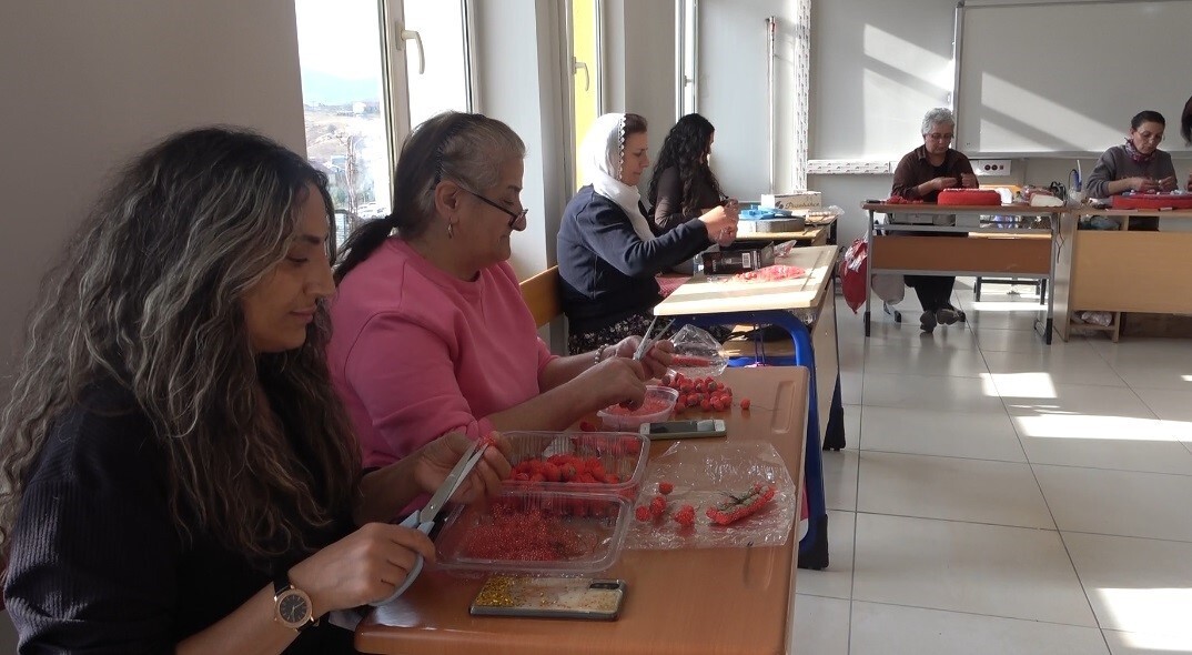 TUNCELİ’NİN HOZAT İLÇESİNDE HALK EĞİTİM MERKEZİ BÜNYESİNDE AÇILAN BAYRAK KURSUNA KATILAN 16 EV...