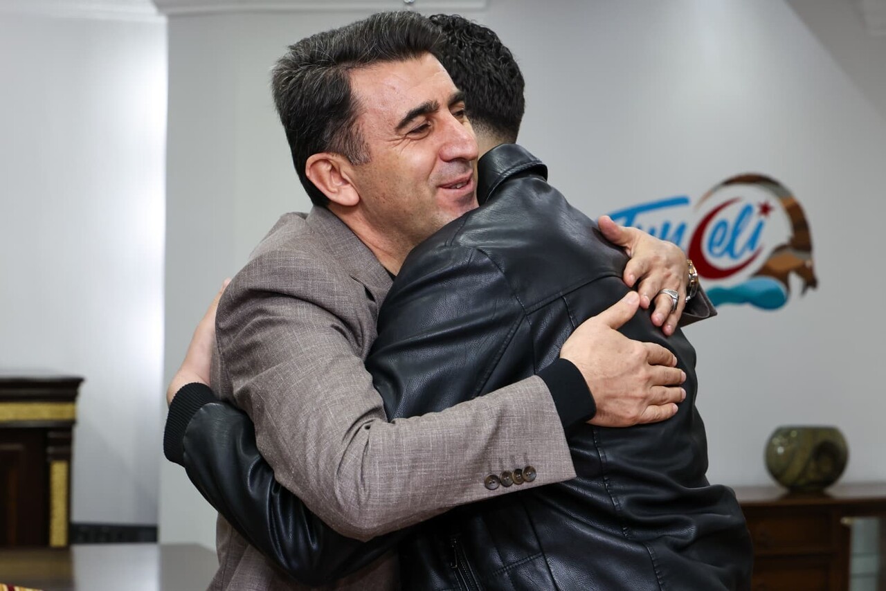 TUNCELİ VALİSİ ŞEFİK AYGÖL, AİLESİ ŞEHİR DIŞINDA OLAN ÜNİVERSİTE ÖĞRENCİSİ EMİRHAN KILIÇ’IN DOĞUM...