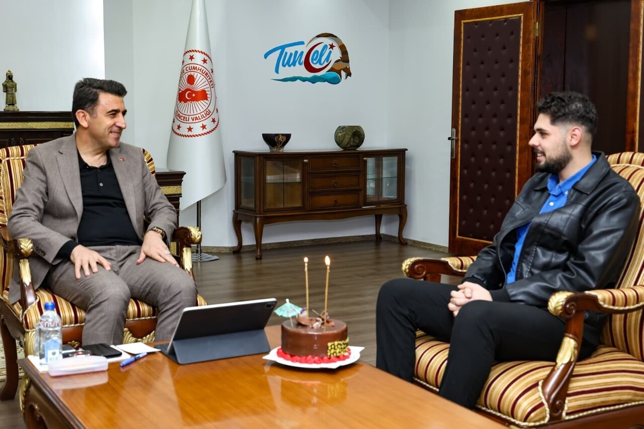 TUNCELİ VALİSİ ŞEFİK AYGÖL, AİLESİ ŞEHİR DIŞINDA OLAN ÜNİVERSİTE ÖĞRENCİSİ EMİRHAN KILIÇ’IN DOĞUM...