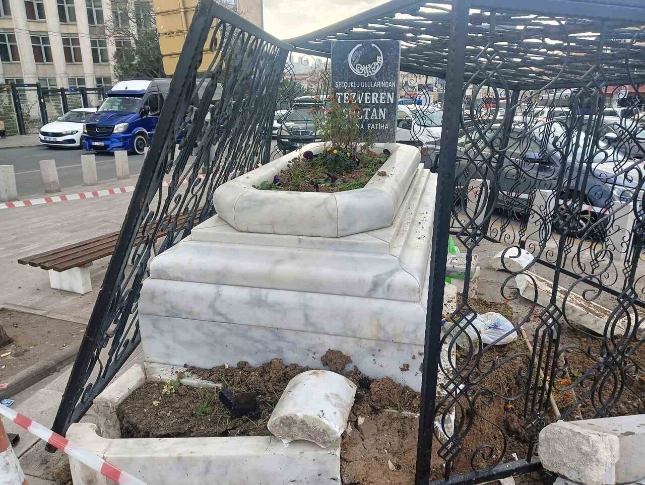 TÜRBENİN ETRAFINDA KAZADAN DOLAYI HASAR OLUŞTU