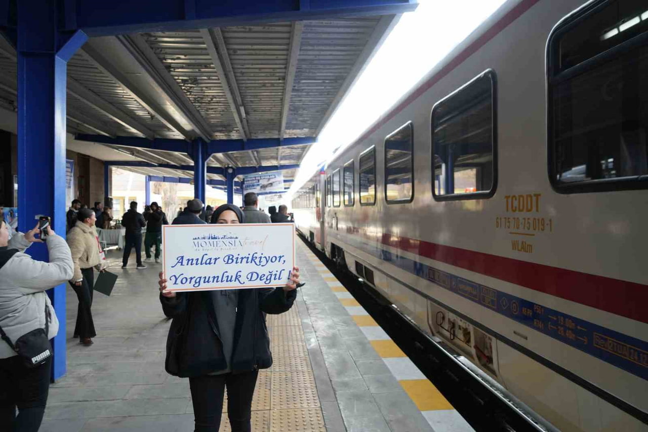 TURİSTİK DOĞU EKSPRESİ, BU YILKİ İLK KIŞ SEFERİNİN ERZURUM DURAĞINDA DÖRT SAATLİK MOLA...