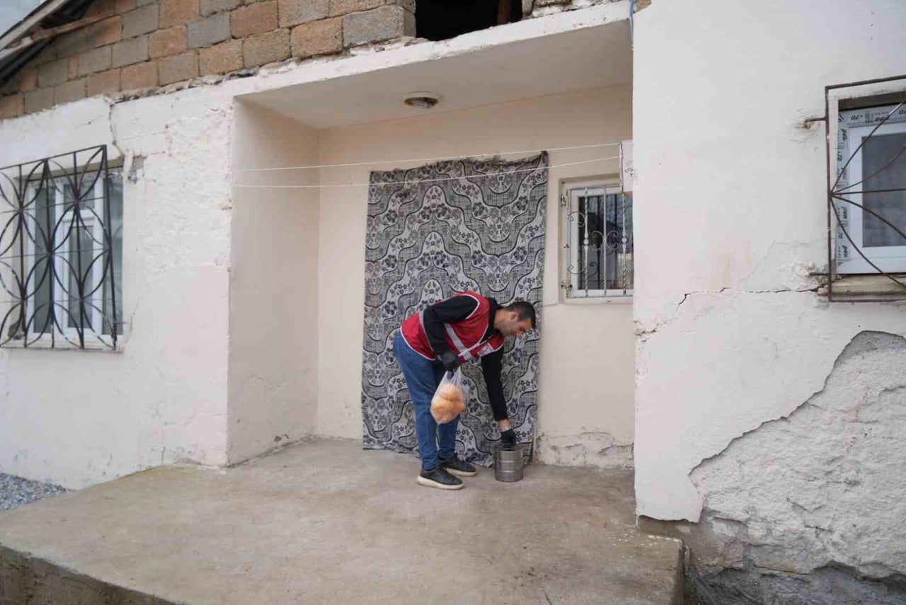 TÜRK KIZILAY MUŞ ŞUBESİ HER GÜN İHTİYAÇ SAHİBİ BİN VATANDAŞA 3 ÇEŞİT SICAK YEMEK...