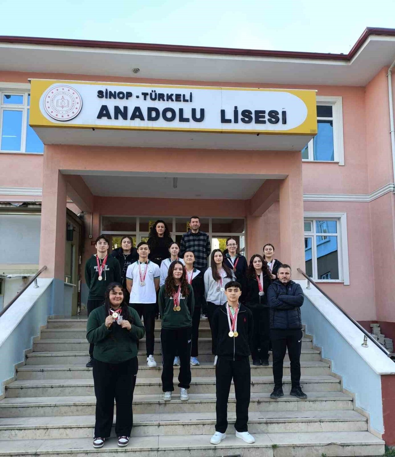 TÜRKELİ ANADOLU LİSESİ’NDEN BİLEK GÜREŞİNDE BÜYÜK BAŞARI TÜRKELİ ANADOLU LİSESİ ÖĞRENCİLERİ, SİNOP...