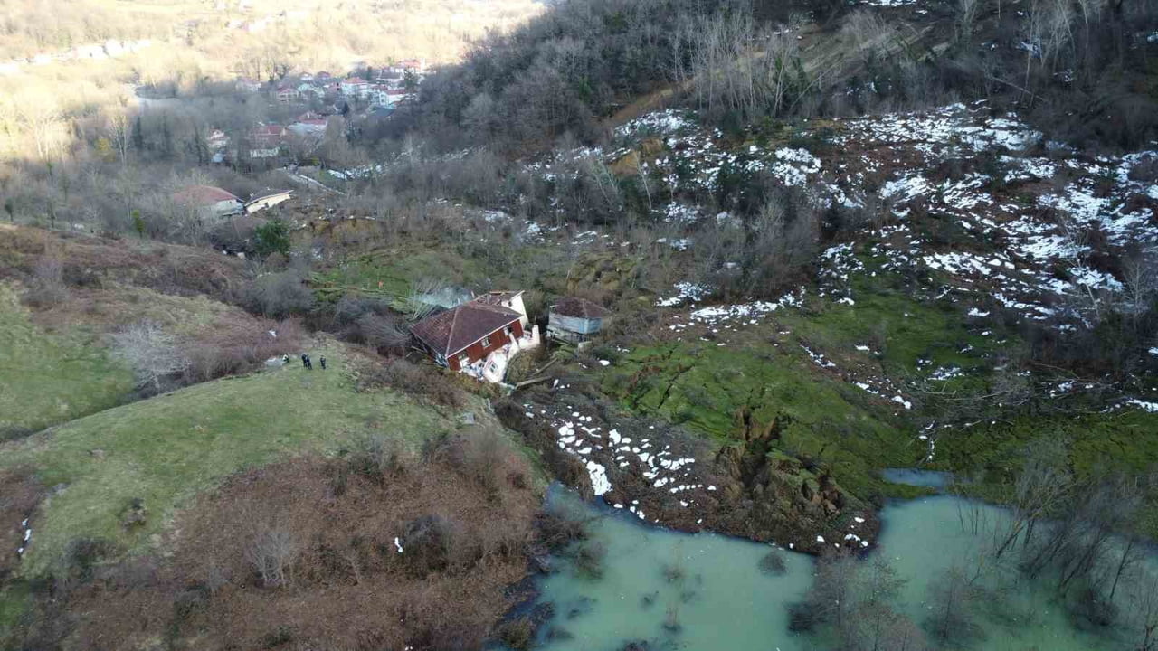 TÜRKELİ İLÇESİNE BAĞLI DÜZ KÖYÜNDE YAKLAŞIK 9 AY ÖNCE MEYDANA GELEN HEYELAN SONRASI YAŞANAN...