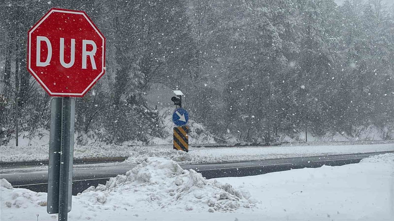 TÜRKİYE'NİN EN ÖNEMLİ GEÇİŞ GÜZERGAHLARINDAN D-100 KARA YOLUNUN BOLU DAĞI KESİMİNDE KAR YAĞIŞI...