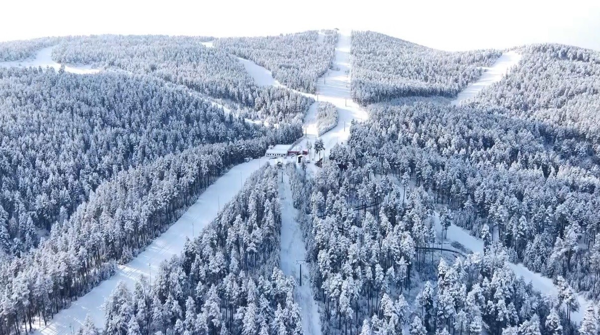 TÜRKİYE'NİN ÖNEMLİ KIŞ TURİZMİ MERKEZLERİNDEN SARIKAMIŞ, ERKEN YAĞAN KARLA BİRLİKTE TAMAMEN BEYAZA...