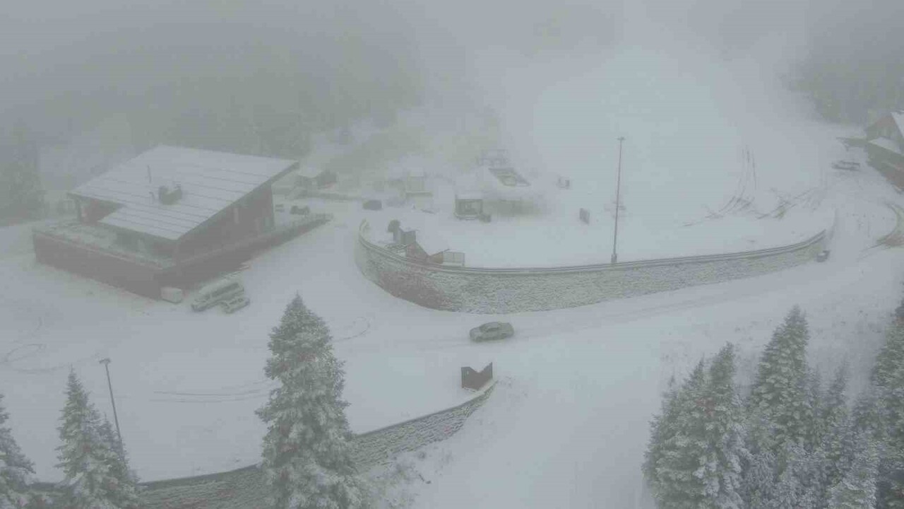 TÜRKİYE'NİN ÖNEMLİ KIŞ TURİZMİ MERKEZLERİNİN ILGAZ DAĞI'NDA KAR VE SİS ETKİLİ OLUYOR