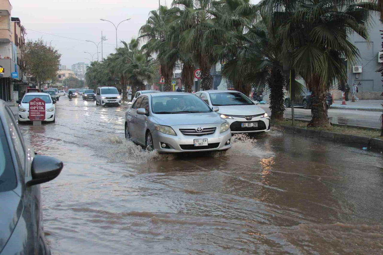 TÜRKİYE’DE KURAKLIK SIKINTISININ ZİRVE YAPTIĞI GÜNLERDE ADANA’DA ASKİ’YE AİT İÇME SUYU BORUSUNUN...