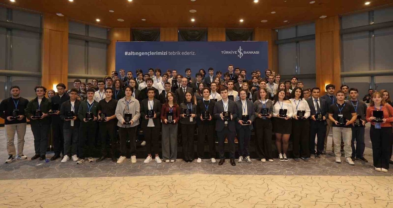 TÜRKİYE İŞ BANKASI'NIN ÜNİVERSİTE SINAVINDA ÜSTÜN BAŞARI GÖSTEREN ÖĞRENCİLERE YÖNELİK OLARAK 1971...