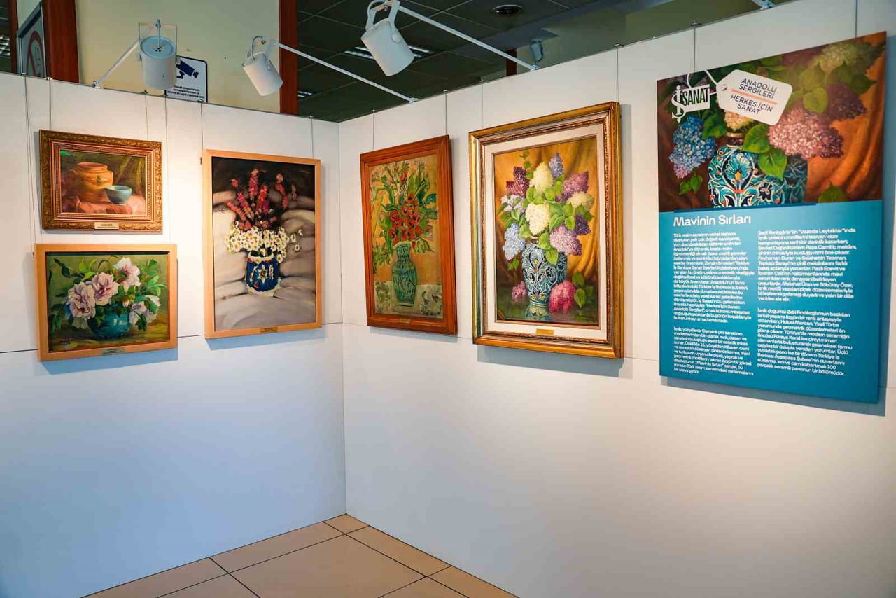 TÜRKİYE İŞ BANKASI İZNİK ŞUBESİ'NDE SERGİLENEN "MAVİNİN SIRLARI" SEÇKİSİ USTA SANATÇILARIN ÇİNİDEN...