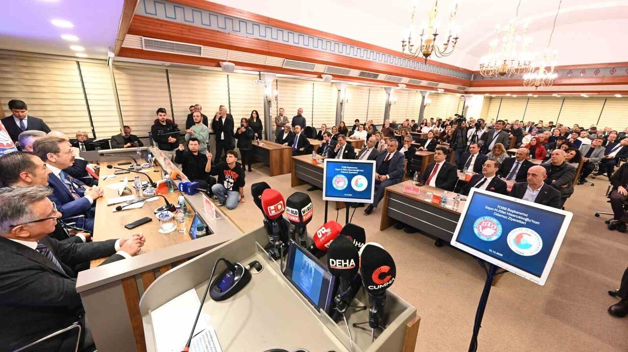 TÜRKİYE ODALAR VE BORSALAR BİRLİĞİ (TOBB) BAŞKANI M. RİFAT HİSARCIKLIOĞLU, DENİZLİ TİCARET...